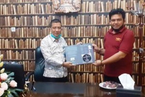 Pencipta lagu Sang Perusa, Nana Mulyana Latif saat memberikan album sang perusa kepada Direktur PAM Tirta Kamuning, Deni Erlanda, SE.